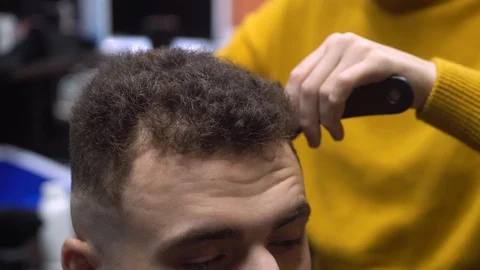 The guy in the barbershop Vidéo 127701149