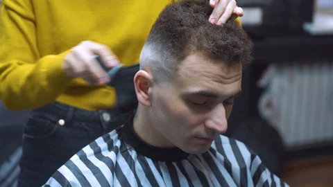 The guy from the barbershop 库存影片 127703489