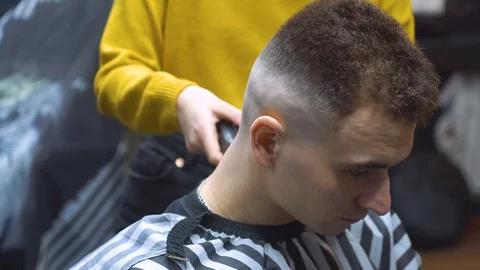 The guy from the barbershop Vidéo 127704066