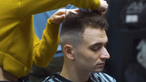 The guy in the barbershop 库存影片 127704159