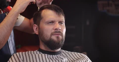 Guy in barbershop 스톡 동영상 163418496