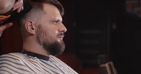Guy in barbershop 스톡 동영상 163419330