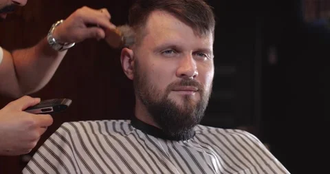 Guy in barbershop Видео 163419371