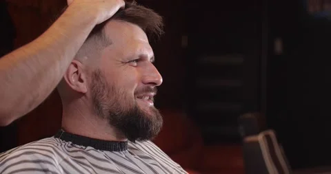 Guy in barbershop Stockbeeldmateriaal 163419506
