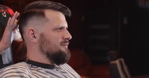 Guy in barbershop 스톡 동영상 163419708