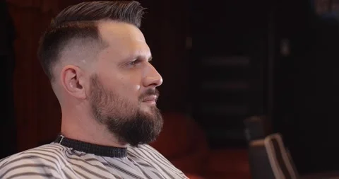 Guy in barbershop Vidéo 163419749