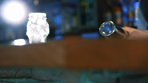 Guy-bartender shows the tricks Видео 114412711