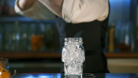 Guy-bartender shows the tricks 스톡 동영상 114598224