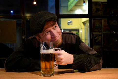 Guy with beer in the bar Foto stock