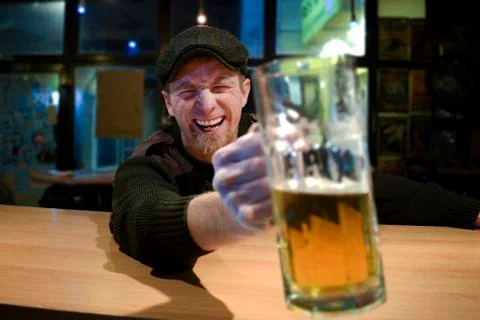 Guy with beer in the bar Foto stock
