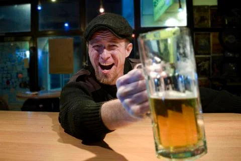 Guy with beer in the bar Foto stock