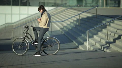 Guy on bike Video stock 926350