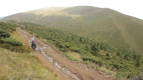 The guy on the bike rides through the mountain road Vídeo Stock 41465813