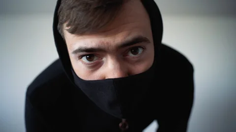 A guy in black clothes is looking at the camera Vidéo 129555863