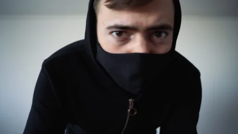 A guy in black clothes shows a welcome gesture with his hand Vidéo 129555950