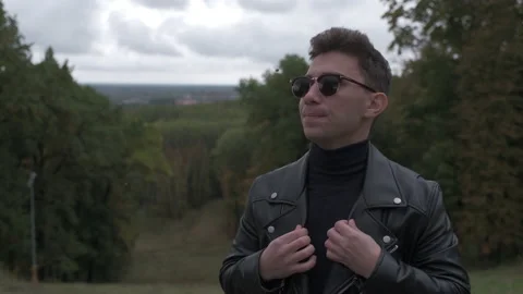 Guy in black jacket and glasses 库存影片 219229637