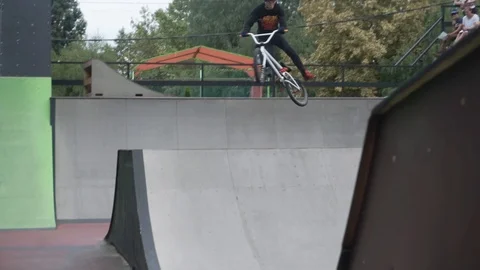 Guy on bmx jumps on springboards and performs tricks Video stock 103219075