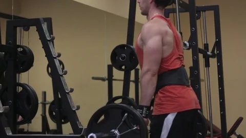 Guy bodybuilder execute exercise in gym Video stock 70394653