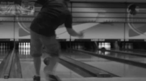 Guy bowling Vídeos de archivo 45351906