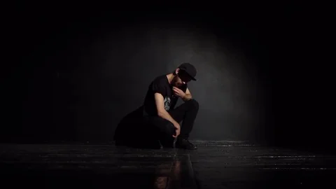 Guy breakdancer posing in a black studio Stock-Footage 82546431