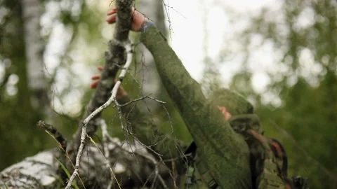 Guy breaks off a big branch 库存影片 93539689