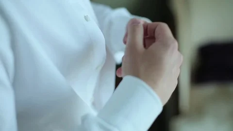 The guy buttoning his shirt 動画素材 73603774