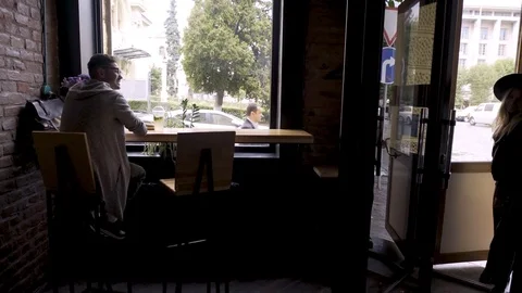 A guy in a cafe meets his friend Vidéo 79850366