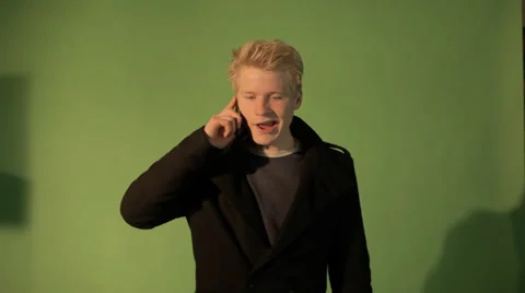 Guy Calling Green Screen outside 動画素材 33806172