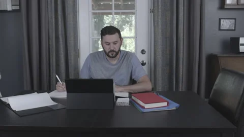 Guy checks off his list - Slider Shot Stockbeeldmateriaal 138901570