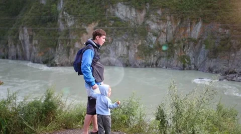 The guy climbed up on the rock 库存影片 65994282