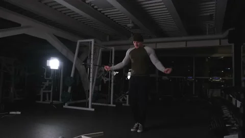 The guy conducts a cardio workout on a skipping rope Vidéo 170478162