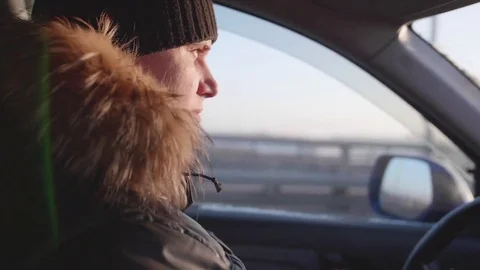 The guy controls the car. Winter Vidéo 83390296