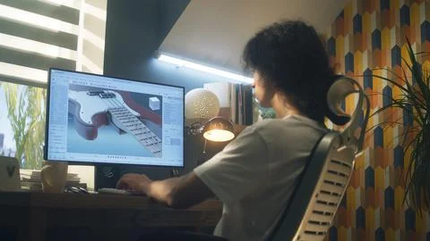 Guy creating 3D prototype of guitar Stockfoto's