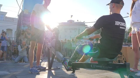 Guy crippled with prosthetic foot pulls cable at sports event outdoors in public Video stock 83431085