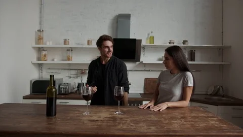 The guy is dancing funny. Date boyfriend and girlfriend have fun Vídeo Stock 117437673