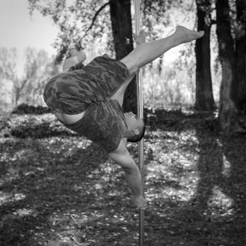 Guy dancing on a pole Foto stock