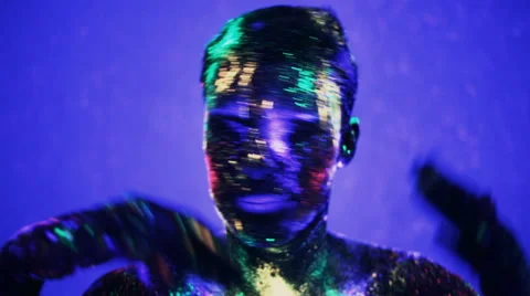 Guy dancing in the ultraviolet light Vídeo Stock 59944006