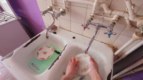 The guy deftly washes the dishes in the dishwasher bathroom. 库存影片 332287886
