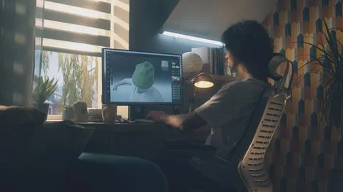 Guy designing clothes in 3D modeling software Stockfoto's
