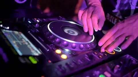 Guy DJ CD Players Stockbeeldmateriaal 80389008