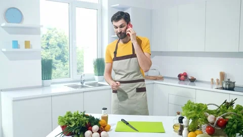 Guy do supper salad recipe explain wife smart phone call in kitchen Video stock 165386670