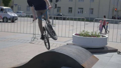 Guy does the trick and his hat falls off Stock Footage 81810727