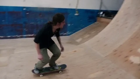 Guy does a trick on a skateboard in a skate park Video stock 77203731