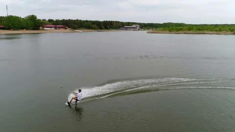 Guy does a trick on a surfboard Video stock 93661035