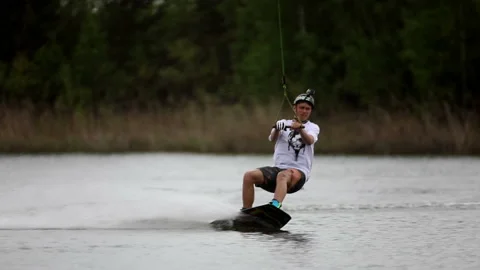 Guy does the trick on the surfboard 库存影片 93663000