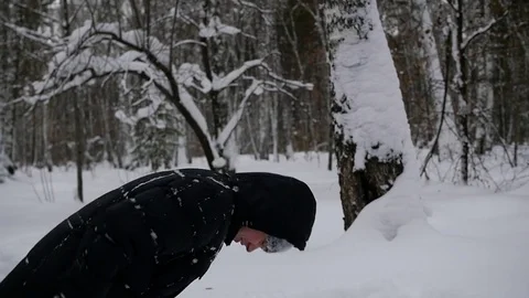 Guy doing a somersault in the snow in the winter park 库存影片 71150323