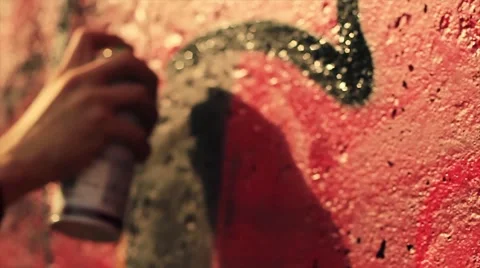 Guy doing street art graffiti with aerosol in action close 库存影片 61129368