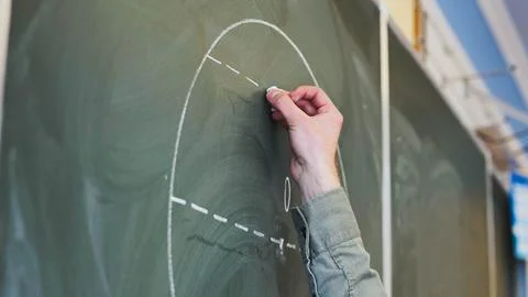 Guy draws figures on the board. Geometry class. Foto stock
