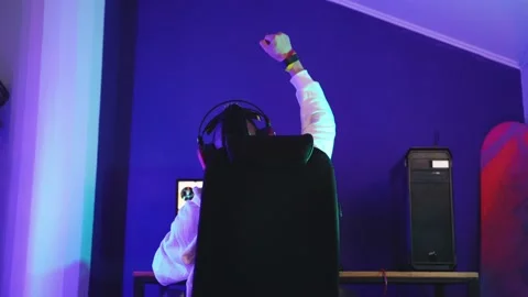 The guy with the dreadlocks plays the computer, wins the fight Vidéo 140378685