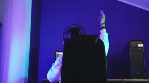 The guy with the dreadlocks plays the computer, wins the fight Vídeos de archivo 143374033